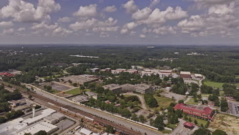 Atlanta,-Georgia,-Luftaufnahme-Eines-V974-Drohnenüberflugs-über-Das-Viertel-Sylvan-Hills-In-Richtung-Fort-McPherson,-Aufnahme-Großer-Filmproduktionsstudios-Vor-Ort-–-Aufgenommen-Mit-Mavic-3-Pro-Cine-–-August-2023