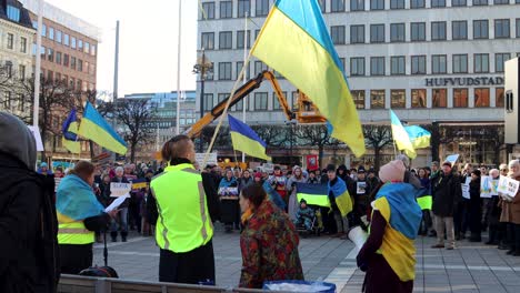 Manifestantes-En-Suecia-Ondean-Banderas-Ucranianas-En-Una-Manifestación-Sobre-La-Guerra-Rusa.