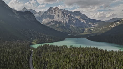 Emerald-Lake,-BC,-Kanada,-Luftaufnahme-V7,-Filmischer-Überflug-über-Waldtal,-Aufnahme-Einer-Hütte-Am-Seeufer-Und-Eines-Grünen-Gletschersees,-Umgeben-Von-Bergen-Im-Yoho-Nationalpark-–-Aufgenommen-Mit-Mavic-3-Pro-Cine-–-Juli-2023