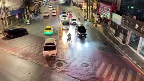 El-Tráfico-En-La-Carretera-Principal-De-Bangkok,-Tailandia,-La-Calle-Por-La-Noche-En-El-Sudeste-Asiático