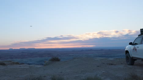 Drone-Vuela-Hacia-El-Hermoso-Paisaje-Del-Amanecer-Del-Desierto,-Factory-Butte,-Utah