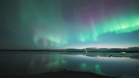 Una-Magnífica-Danza-De-Auroras-Boreales-Sobre-El-Fiordo-Que-Parece-Un-Espejo