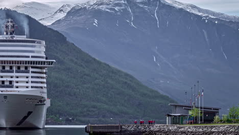 Riesiges-Kreuzfahrtschiff-Segeln-Urlaub-Dock-Hafen-Dorf-Flåm-Fjord-Fluss-Skandinavien