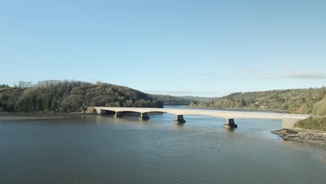 Sonnenbeschienene-Youghal-Brücke-über-Den-Fluss-Blackwater,-County-Cork,-Irland,-An-Einem-Klaren-Tag