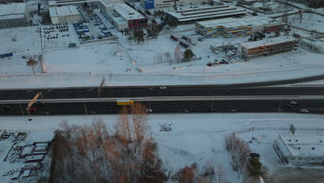 Antena-Arriba-Abajo-De-Los-Coches-En-La-Carretera-En-La-Nieve-Del-Invierno