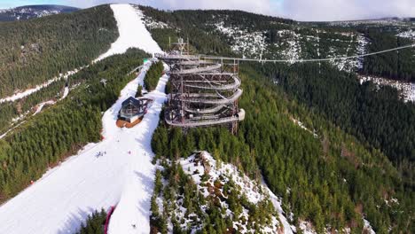 Ladera-De-Montaña-Nevada-Cerca-De-La-Torre-Sky-Walk-Y-La-Atracción-Sky-Bridge,-Dolni-Morava