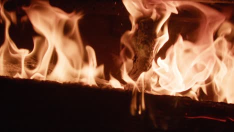 Zeitlupenfeuer-Brennt-In-Einem-Holzofen