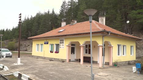 El-Tren-De-Vía-Estrecha-Ródope-Sale-De-La-Estación-Tsvetino.