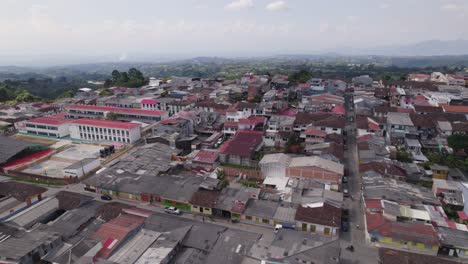Vuelo-Aéreo-Sobre-Azoteas-De-Edificios-En-Filandia,-Quindío-En-Colombia