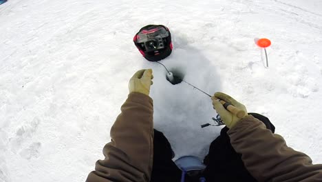 Un-Pescador-Utiliza-Una-Luz-Intermitente-Mientras-Pesca-En-El-Hielo---Primer-Plano