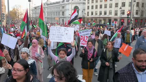 Los-Manifestantes-Se-Manifiestan-Mientras-Sostienen-Pancartas,-Pancartas-Y-Banderas-Palestinas-En-Solidaridad-Con-Palestina.