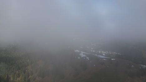 Obersee-Glarus-Näfels-Schweiz-Luftaufnahmen-Durch-Dicke-Wolken-Offenbaren-Berggipfel-Eisgipfel