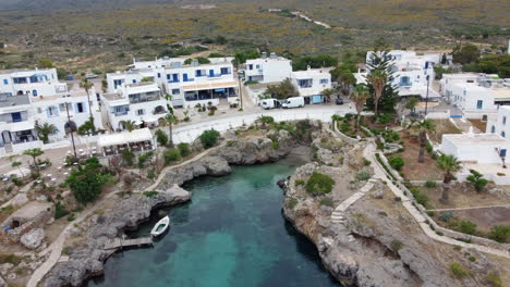 Vista-Aérea-Del-Pintoresco-Pueblo-Costero-De-Avlemonas-O-Avlemon-En-La-Isla-De-Kythera,-Grecia