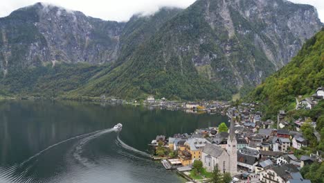 Pueblo-De-Hallstatt-Y-Recorrido-Por-El-Lago-Halstattersee-En-Austria---Antena-4k