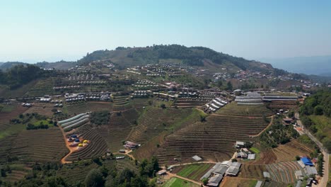 Vuelo-Aéreo-En-Cámara-Lenta-Con-Drones-Sobre-Famosas-Casas-Glamping-En-Mon-Jam,-Tailandia