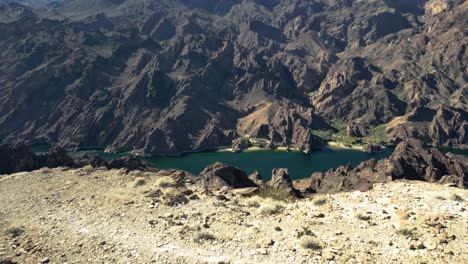 El-Río-Colorado-Se-Revela-Desde-Detrás-De-Un-Acantilado-Rocoso.