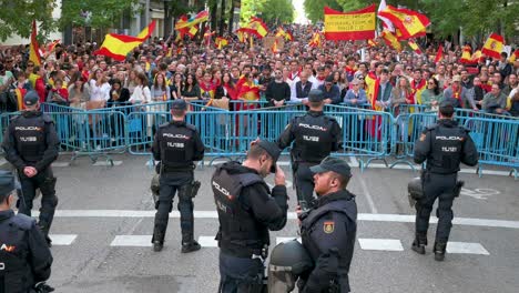 Polizisten-Stehen-Vor-Dem-PSOE-Büro-Wache,-Während-Sich-Demonstranten-Gegen-Die-Sozialistische-PSOE-Versammeln,-Nachdem-Sie-Einer-Amnestie-Für-Die-Am-Abspaltungsversuch-In-Katalonien-Beteiligten-Zugestimmt-Haben