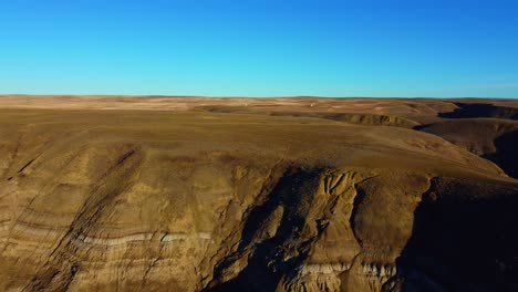 spectacular-views-of-multicolored-sand-formations-in-Alberta,-Canada