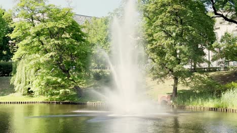 Riga,-Latvia,-fountain-in-the-Bastejkalna-park,-Pilsetas-canal,-closer-look