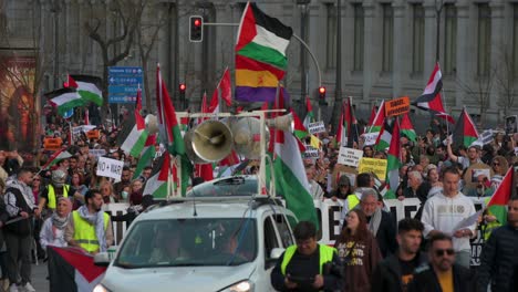 Los-Manifestantes-Se-Manifiestan-Mientras-Sostienen-Pancartas,-Pancartas-Y-Banderas-Palestinas-En-Solidaridad-Con-Palestina.