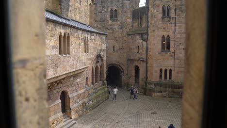 Alnwick,-England,-Großbritannien,-Touristen-Innerhalb-Der-Mauern-Einer-Mittelalterlichen-Burg,-Zeitlupe