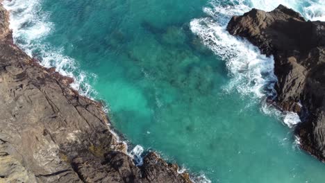 Amazing-aerial-drone-video-of-turquoise-water-of-Pacific-ocean,-waves-crashing-ovewr-the-cliffs-in-the-sea-in-Hawaii,-Oahu