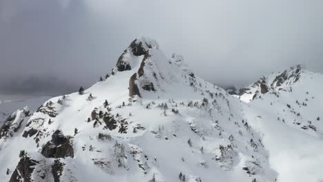 Montañas-Ciucas-Cubiertas-De-Nieve-Bajo-Un-Cielo-Nublado,-Majestuoso-Paisaje-Invernal