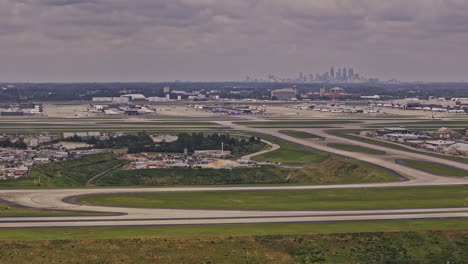 Atlanta-Georgia-Antena-V941-Con-Zoom-Sobrevolando-El-Parque-Universitario-Y-Hapeville-Capturando-El-Sitio-De-Carga-Sur-En-El-Aeropuerto-Atl-Hartsfield-Con-Paisaje-Urbano-En-El-Horizonte---Filmado-Con-Mavic-3-Pro-Cine---Mayo-De-2023