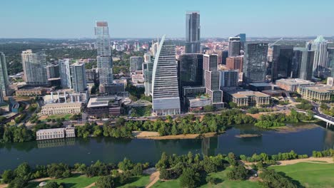 Panning-view-over-Colorado-river-of-the-most-famous-landmarks-in-Austin,-Texas