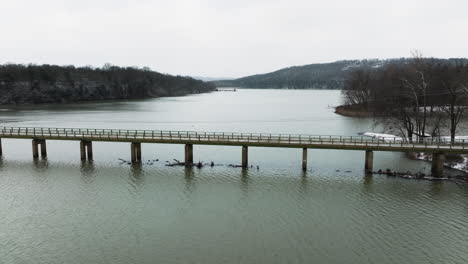 Vista-Aérea-Del-Puente-En-Lake-Sequoyah,-Arkansas,-EE.UU.---Disparo-De-Drone