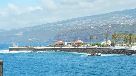 Tiro-Estable,-Paseo-Marítimo-Puerto-De-La-Cruz,-Tenerife-Soleado,-Olas-Golpeando-La-Orilla-En-Cámara-Lenta