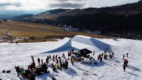 Blick-über-Dolni-Morava-Freestyle-Skiing-Track-Rampe-Und-Menschenmenge-In-Der-Nähe