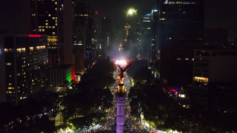 New-Years-fireworks-in-Mexico-city,-Aerial-tilt-shot-in-front-of-the-Angel-of-Independence