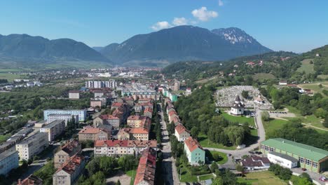 Luftaufnahme-Der-Stadt-In-Rumänien-Mit-Transfagarasan-Gebirge-Im-Hintergrund