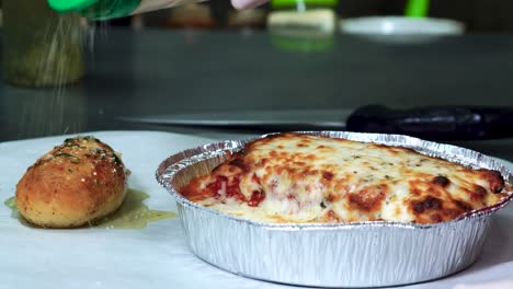 Lasaña-De-Queso-Recién-Horneada-Con-Panecillo-De-Ajo-Sazonado-Y-Engrasado