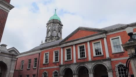 Touristin-Bereit,-Dublin-Castle,-Irland-Zu-Erkunden