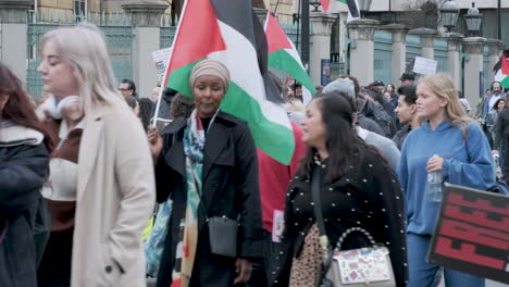 Manifestantes-Con-Pancartas-Y-Carteles-De-Palestina-Caminando-Hacia-La-Cámara-En-El-Centro-De-Londres