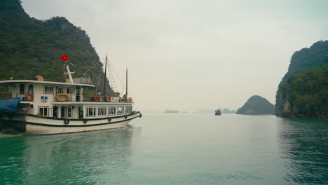 Boat-cruising-in-the-Ha-Long-Bay