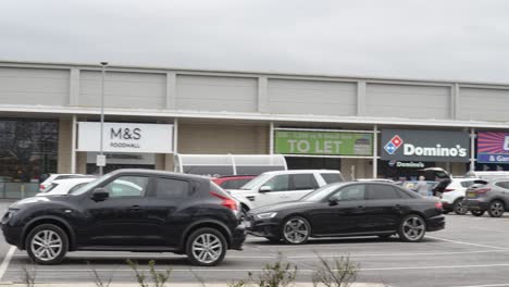 Schwenk-Entlang-Verschiedener-Einheiten-Im-Cleveland-Gate-Retail-Park-In-Guisborough