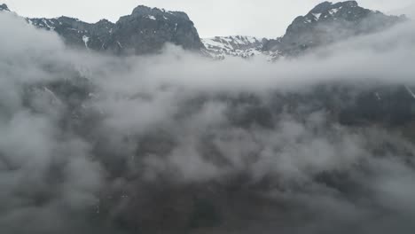 Klöntalersee-Glarus-Suiza-Picos-De-Las-Montañas-En-Las-Nubes