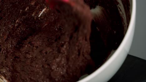 Mischen-Von-Muffin-Schokoladenkuchenteig-In-Einer-Weißen-Schüssel,-Schokoladen-Rüben-Muffins-Und-Mit-Schokolade-überzogene-Erdbeeren