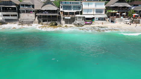 El-Océano-Choca-Contra-Las-Rocas-En-La-Playa-De-Bingin-En-Bali.