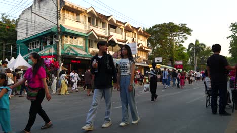 Alt-Und-Jung-Genießen-Straßenmarkt-Mit-Essensständen