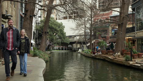 San-Antonio,-Texas,-Flussspaziergang-Im-Winter