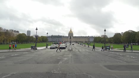 Les-Invalides-Es-Un-Complejo-De-Edificios-En-El-Distrito-7-De-París,-Francia,-Que-Contiene-Museos-Y-Monumentos.