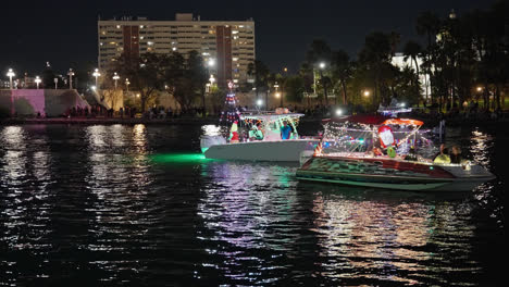 Barcos-De-Pesca-Y-Velocidad-Desfilan-A-Lo-Largo-Del-Canal-Por-La-Noche-Durante-El-Desfile-Festivo-De-Navidad