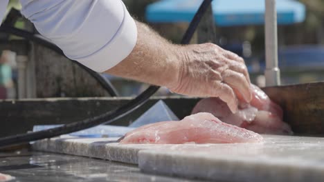 Nahaufnahme-Eines-Mannes,-Der-Red-Snapper-Fisch-Auf-Einem-Dock-In-Florida-Filetiert