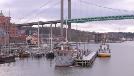 Harbour-with-moored-boats-and-Älsvsborg-bridge-with-traffic,-Gothenburg