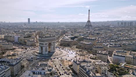 Vista-Aérea-Del-Arco-Triunfal-Y-La-Gira-Eiffel,-París-En-Francia