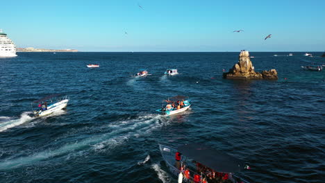 Luftaufnahme-Nach-Einem-Boot,-Das-An-Der-Küste-Des-Sonnigen-Cabo-San-Lucas,-Mexiko-Entlang-Fährt